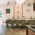 Zythogite, 23 Personnes, 9 Chambres, 6 Salles De Bain, Bbq, Jacuzzi, Jardin, Billard Tintigny