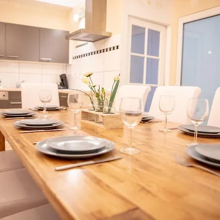 Zythogite, 23 Personnes, 9 Chambres, 6 Salles De Bain, Bbq, Jacuzzi, Jardin, Billard בית נופש *