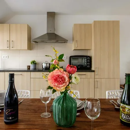 Zythogite, 23 Personnes, 9 Chambres, 6 Salles De Bain, Bbq, Jacuzzi, Jardin, Billard 펜션 Tintigny