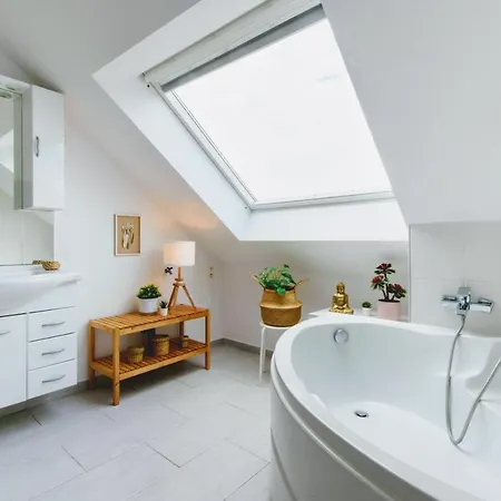 Feriehus Zythogite, 23 Personnes, 9 Chambres, 6 Salles De Bain, Bbq, Jacuzzi, Jardin, Billard Tintigny