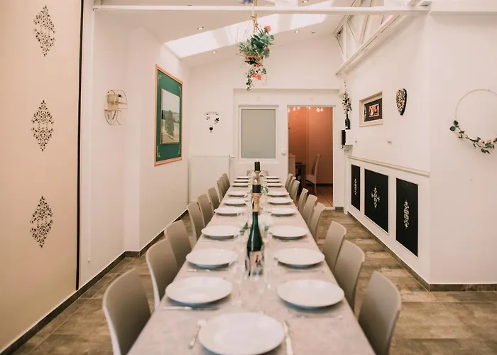 Zythogite, 23 Personnes, 9 Chambres, 6 Salles De Bain, Bbq, Jacuzzi, Jardin, Billard * Tintigny