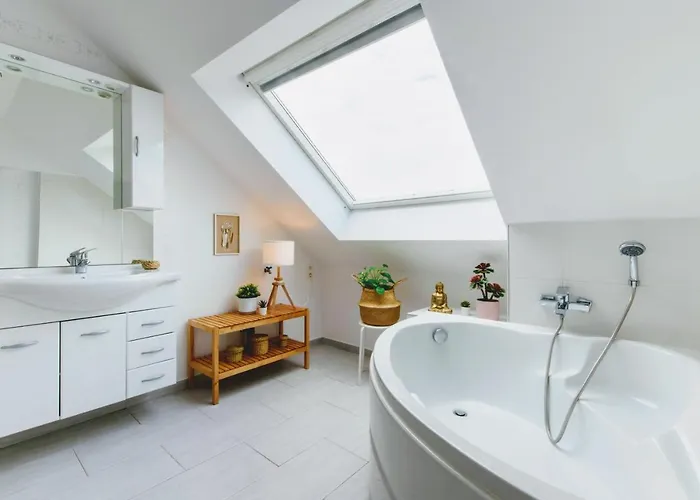 Dom wakacyjny Zythogite, 23 Personnes, 9 Chambres, 6 Salles De Bain, Bbq, Jacuzzi, Jardin, Billard Tintigny