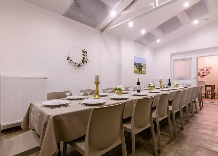 Zythogite, 23 Personnes, 9 Chambres, 6 Salles De Bain, Bbq, Jacuzzi, Jardin, Billard Tintigny